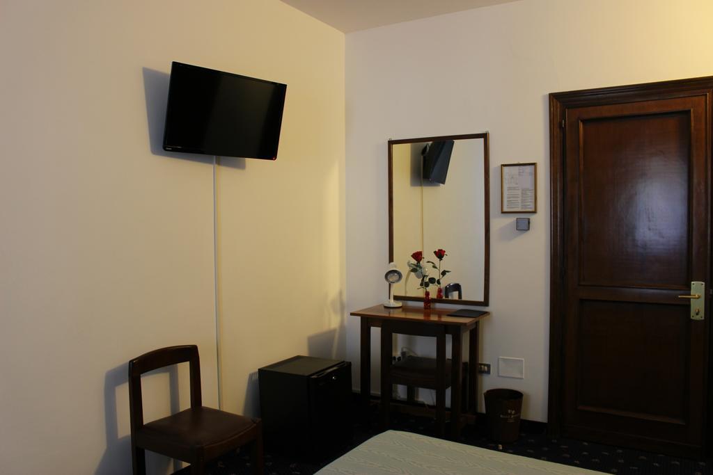 Hotel Pinolo Губбіо Екстер'єр фото
