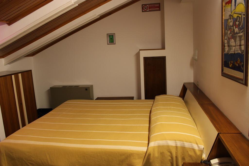 Hotel Pinolo Губбіо Номер фото