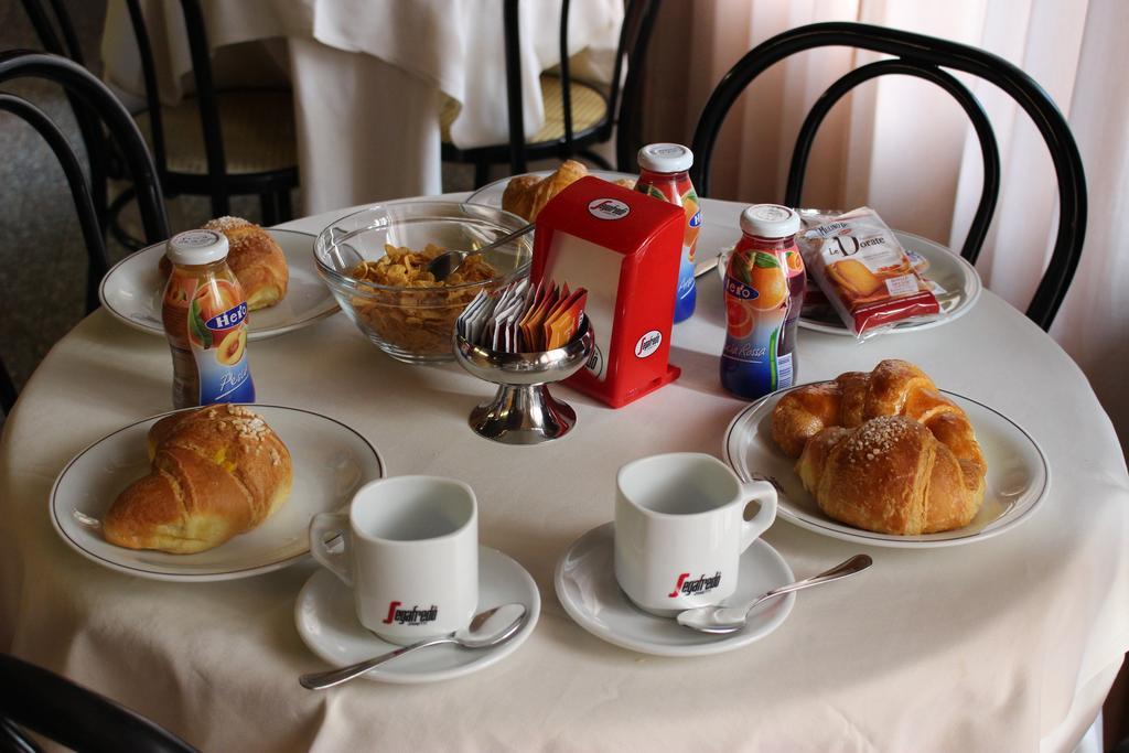Hotel Pinolo Губбіо Екстер'єр фото