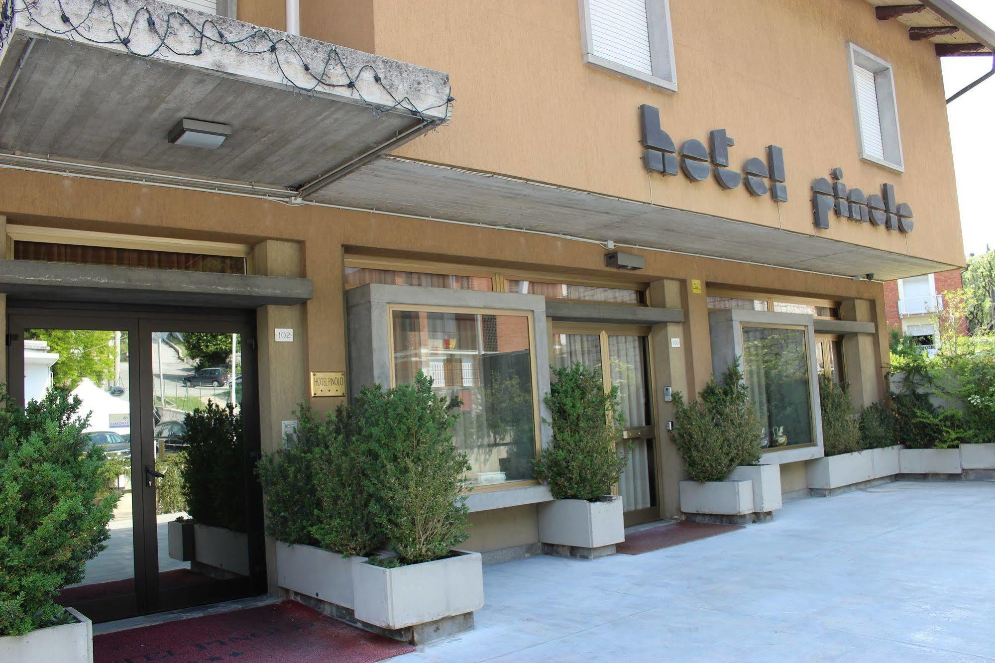 Hotel Pinolo Губбіо Екстер'єр фото