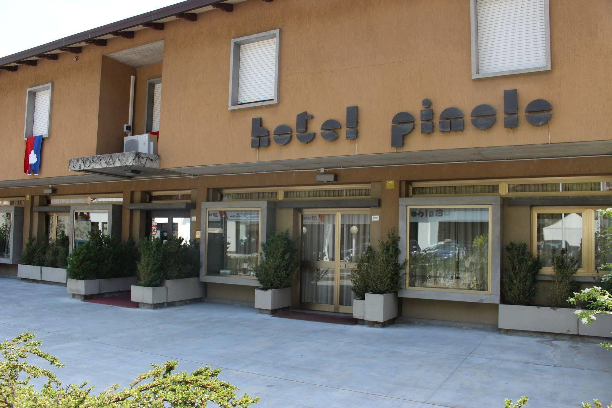 Hotel Pinolo Губбіо Екстер'єр фото