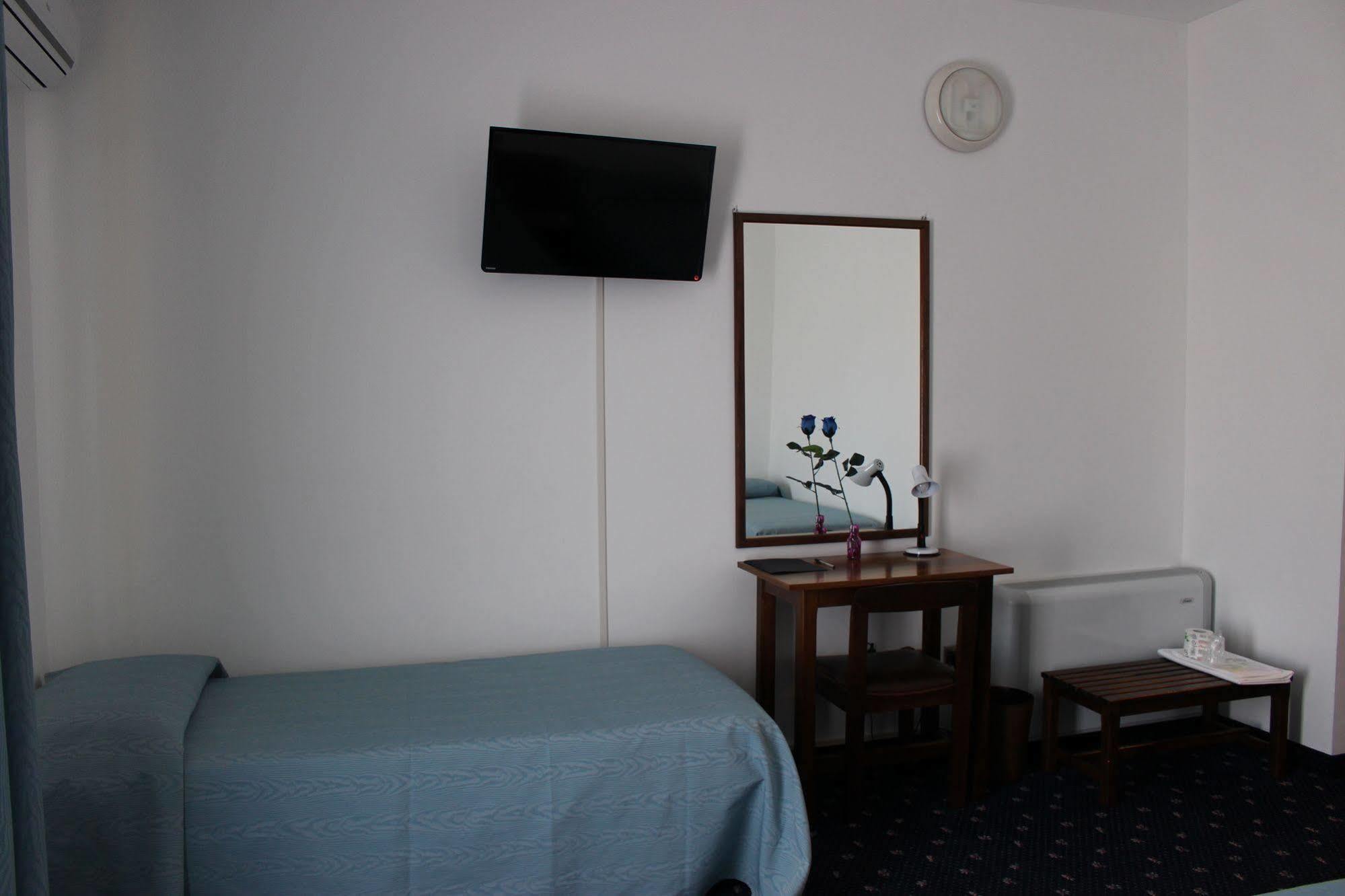 Hotel Pinolo Губбіо Екстер'єр фото