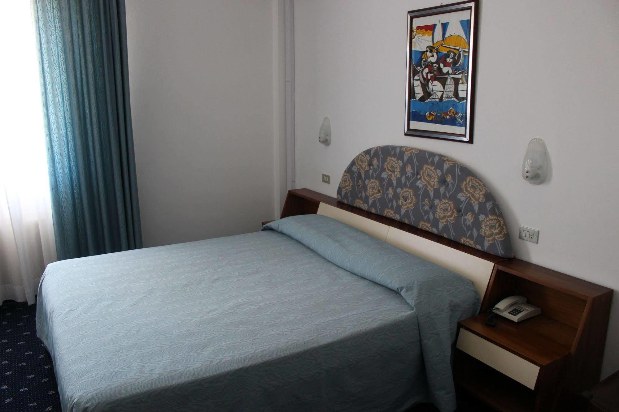 Hotel Pinolo Губбіо Екстер'єр фото
