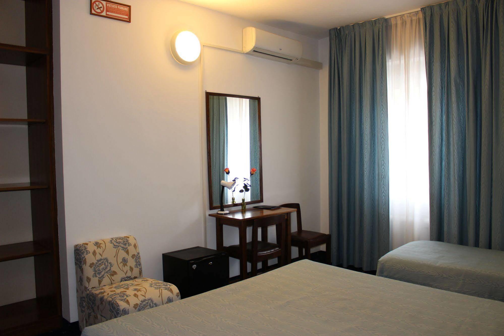 Hotel Pinolo Губбіо Екстер'єр фото