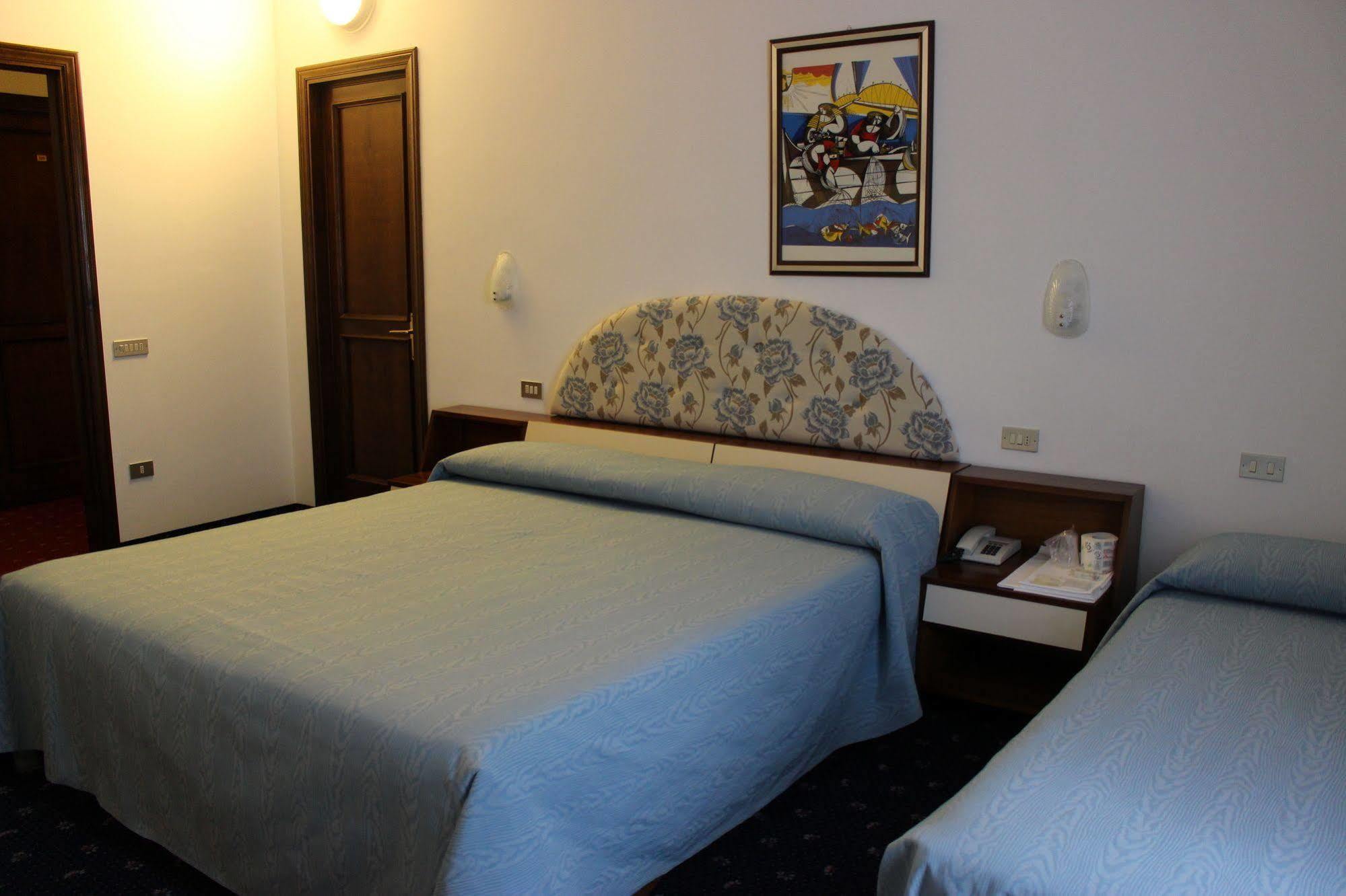 Hotel Pinolo Губбіо Екстер'єр фото