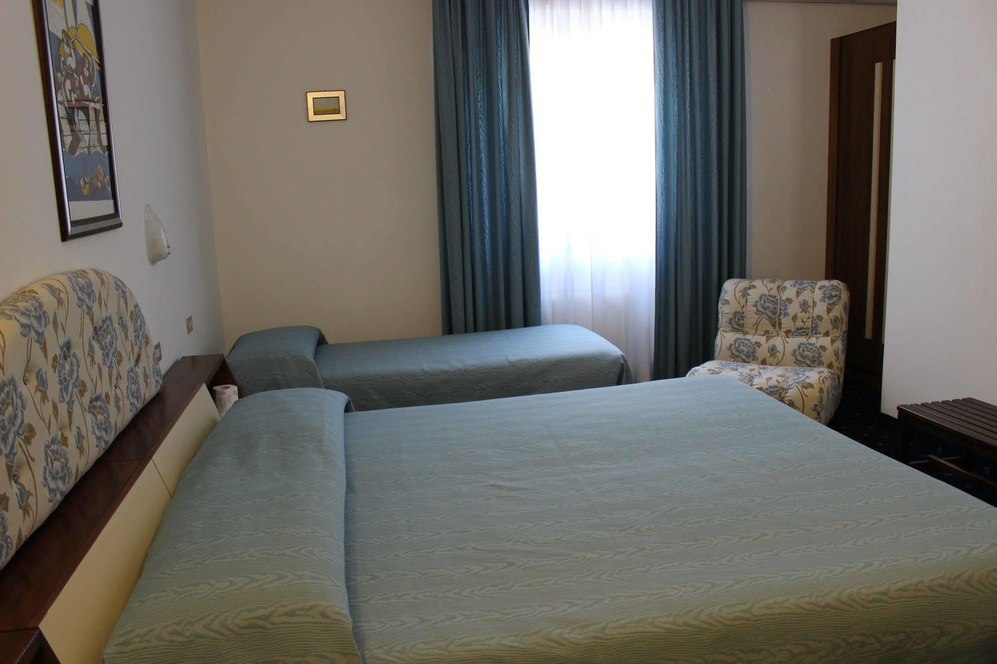 Hotel Pinolo Губбіо Екстер'єр фото