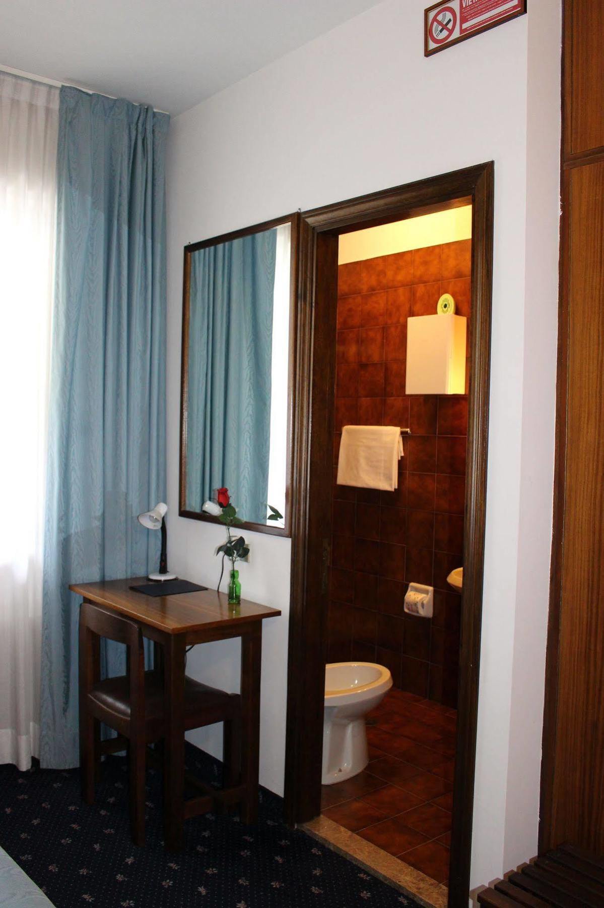 Hotel Pinolo Губбіо Екстер'єр фото