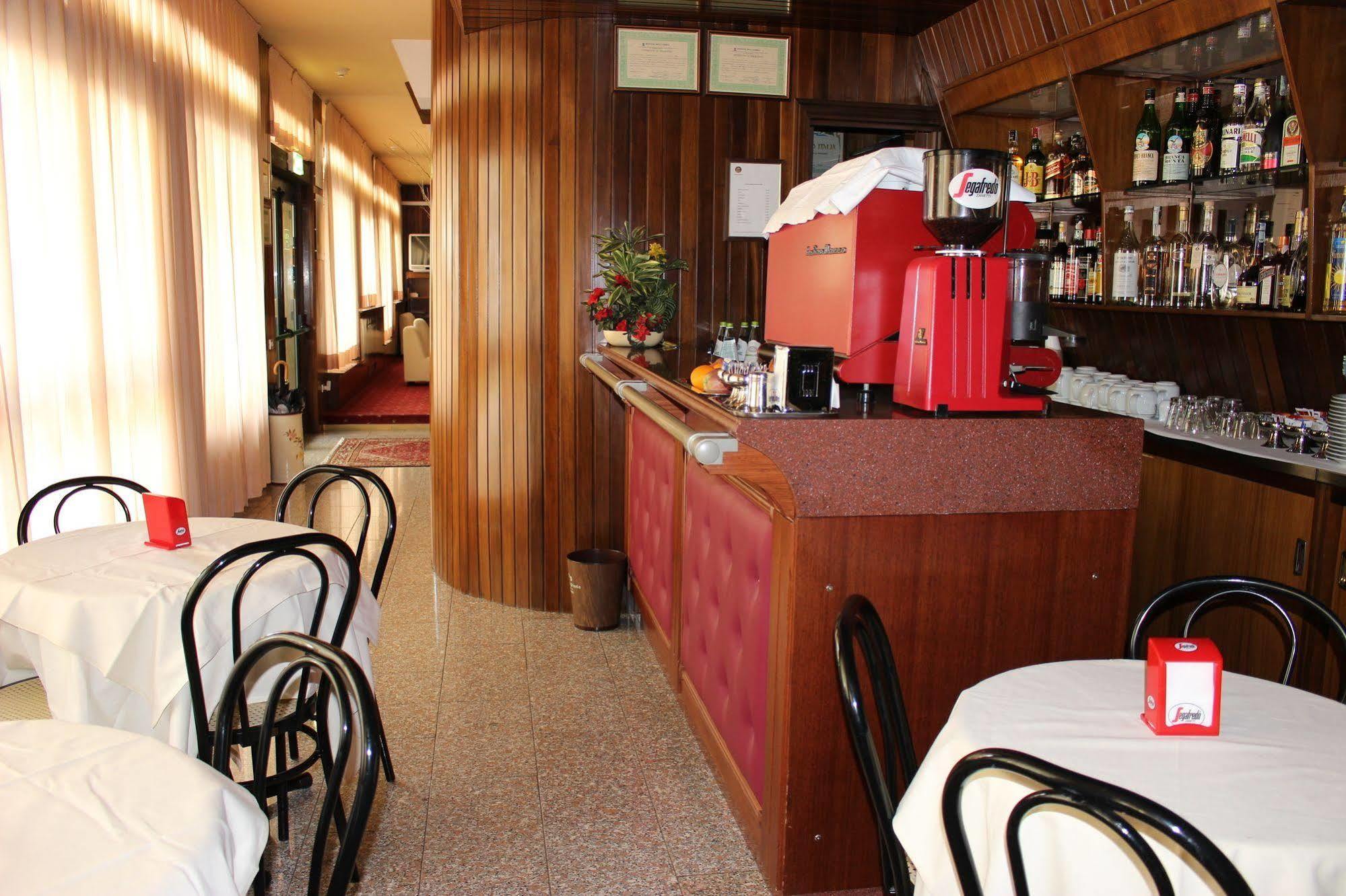 Hotel Pinolo Губбіо Екстер'єр фото