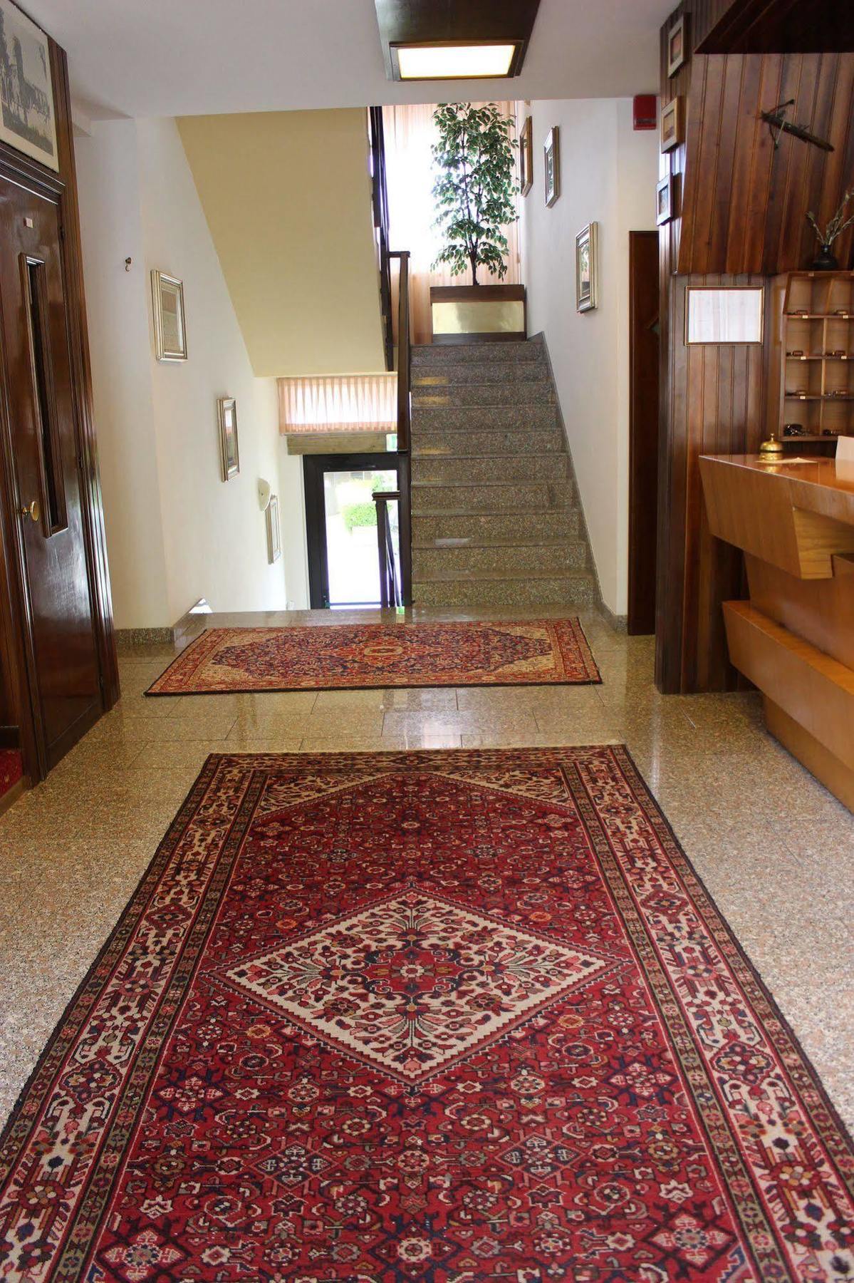 Hotel Pinolo Губбіо Екстер'єр фото